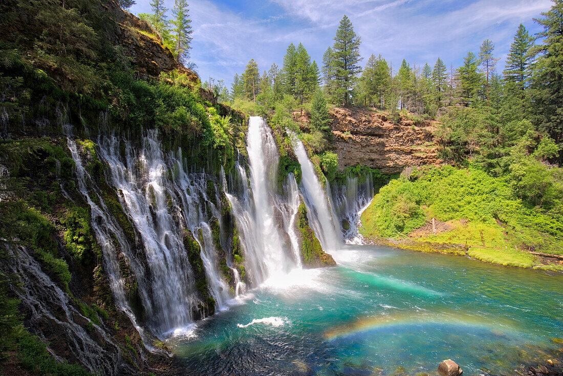 USA, Kalifornien, McArthur-Burney Falls Memorial State Park. Burney Falls entlang des Burney Creek mit zusätzlichem Wasser aus nahe gelegenen Quellen.