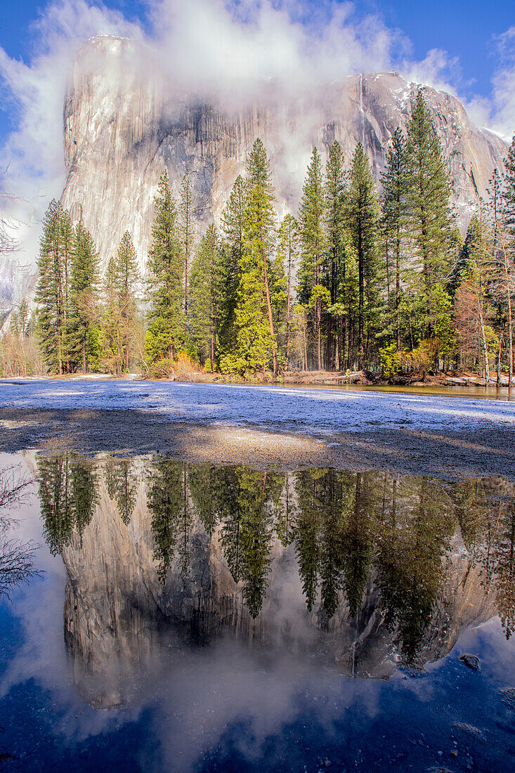 El Capitan vom Cathedral Beach aus gesehen mit Spiegelung im Merced River. Yosemite-Nationalpark. Kalifornien.