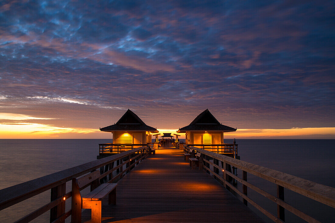 Abenddämmerung über dem Pier und dem Golf von Mexiko von Naples, Florida, USA
