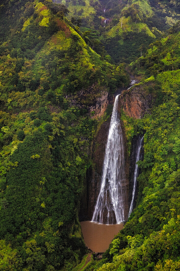 Üppige Wasserfälle im Inland während eines Hubschrauberrundflugs in Kauai, Hawaii, USA