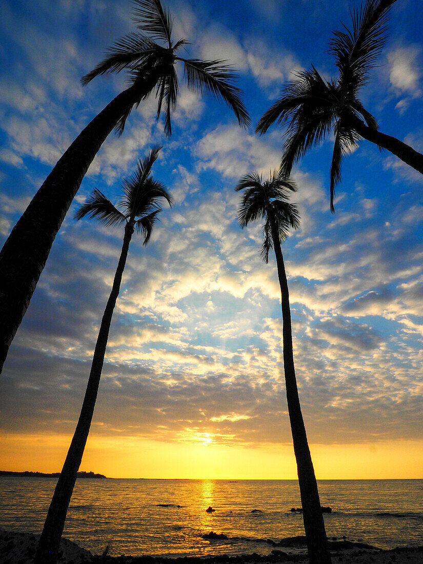 USA, Hawaii, Big Island. Sun setting on Anaehoomalu Bay.