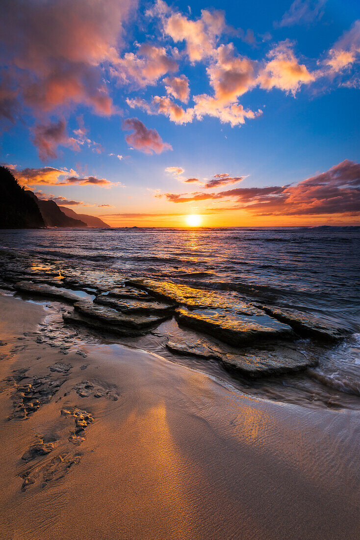 Sunset over the Na Pali Coast from Ke'e Beach, Haena State Park, Kauai, Hawaii USA