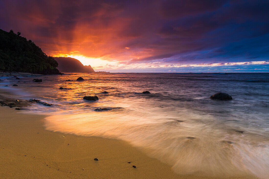 Sonnenuntergang über der Na Pali Coast vom Hideaways Beach, Princeville, Kauai, Hawaii, USA