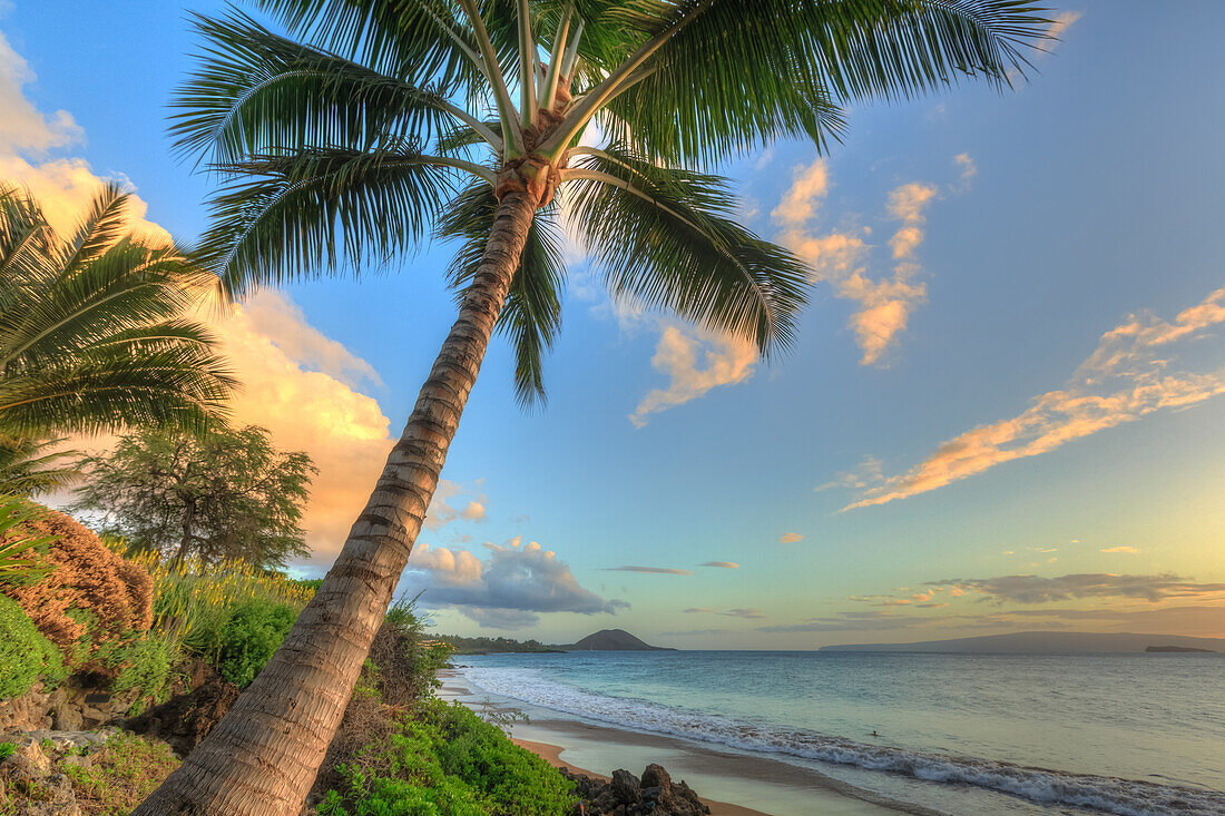 Sonnenuntergang am Strand bei Wailea, Maui, Hawaii, USA