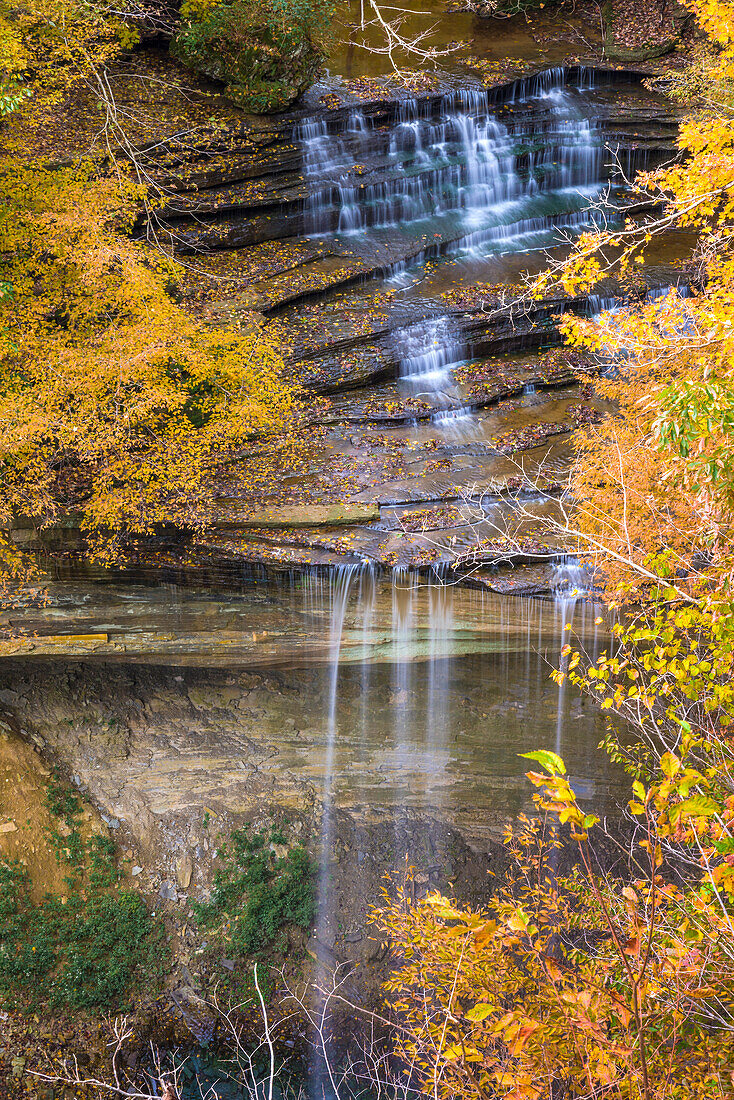 Herbstlaub über dem Wasserfall im Clifty Creek Park, Süd-Indiana