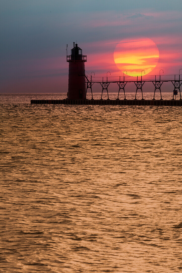 Grand Haven-Leuchtturm und -Pier bei Sonnenuntergang, Grand Haven, Michigan
