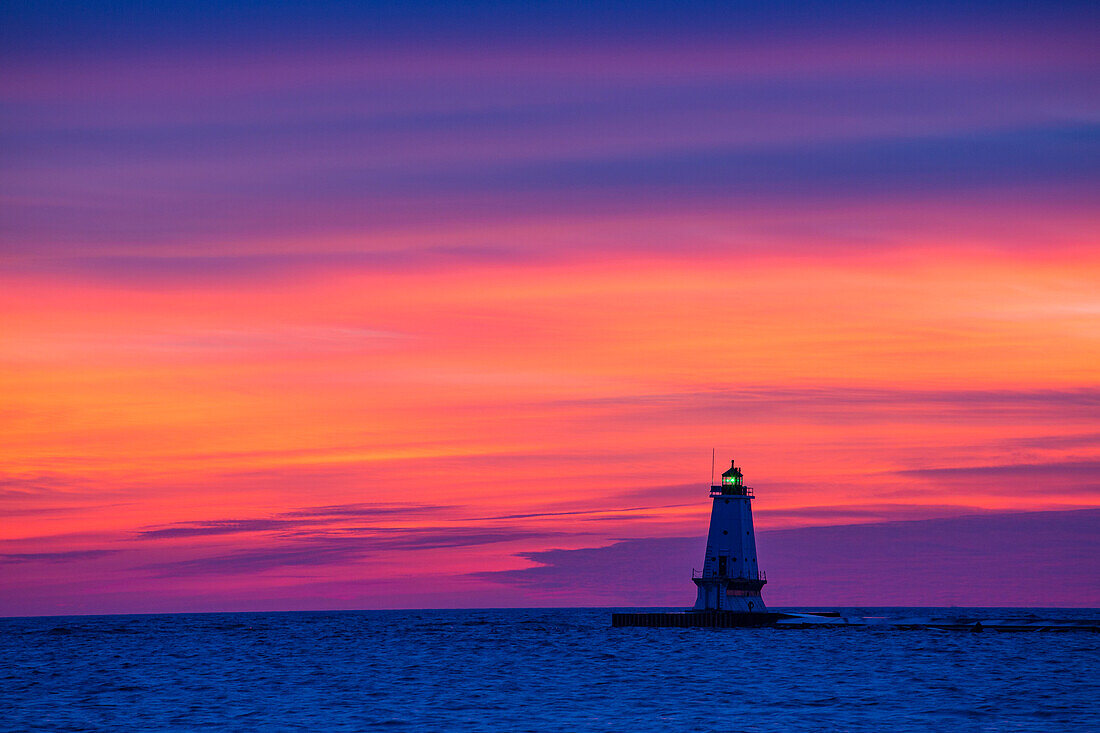 Ludington North Pierhead Lighthouse bei Sonnenuntergang auf dem Michigansee, Mason County, Ludington, MI