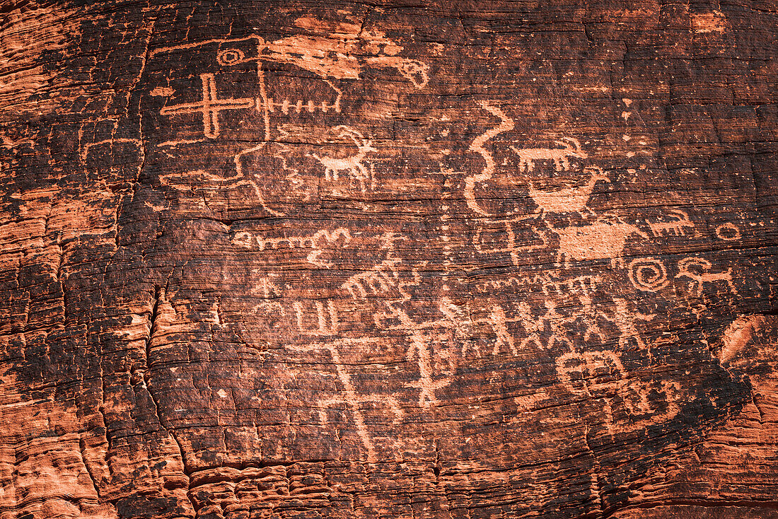 Petroglyphen am Mouse's Tank, Valley of Fire State Park, Nevada, USA.
