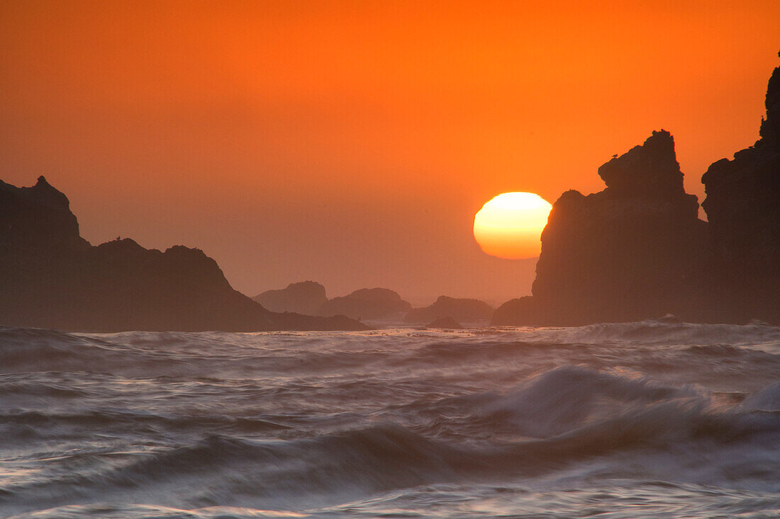 USA, Oregon, Bandon. Sonnenuntergang am Strand und Meer.