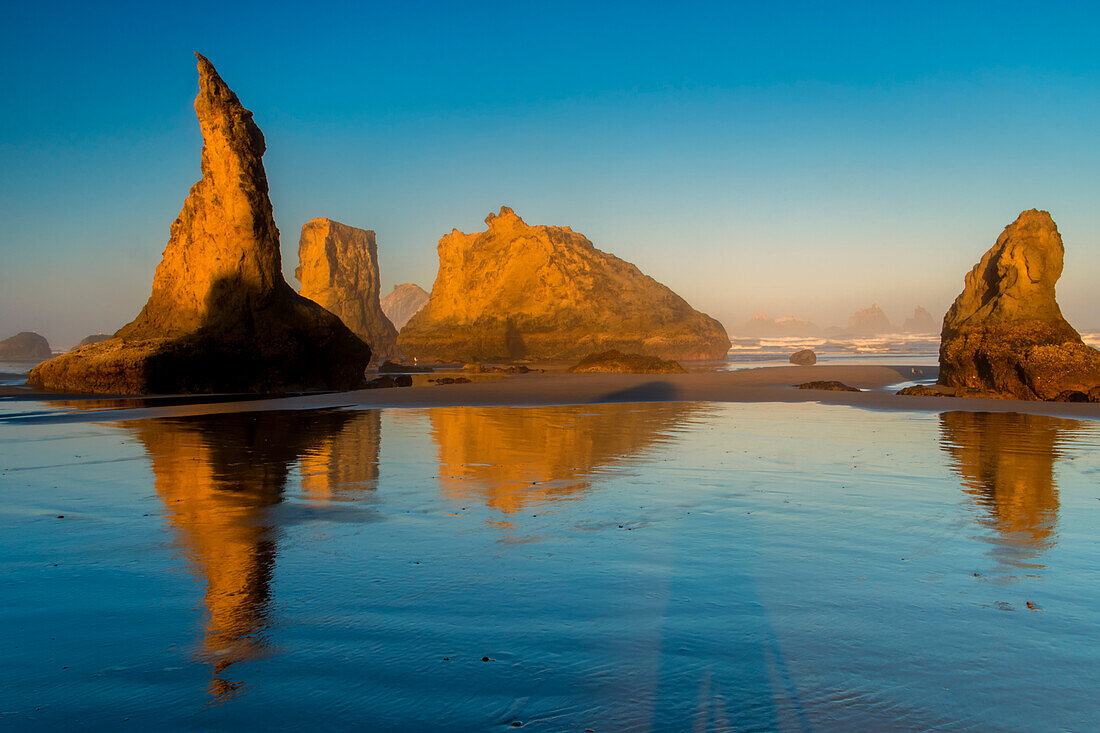 USA, Oregon, Bandon. Sunrise on beach.