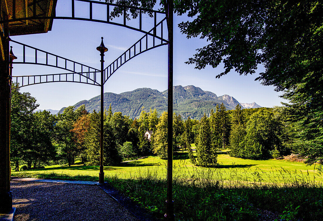 Blick vom Spiegelpavillon Kaiserin Elisabeths zum Marmorschlössl im Kaiserpark und zu den Alpenbergen, Bad Ischl, Oberösterreich, Österreich