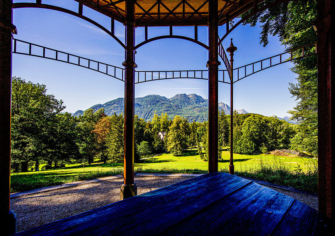 Blick vom Spiegelpavillon Kaiserin Elisabeths in den Park und zu den Alpenbergen, Bad Ischl, Oberösterreich, Österreich