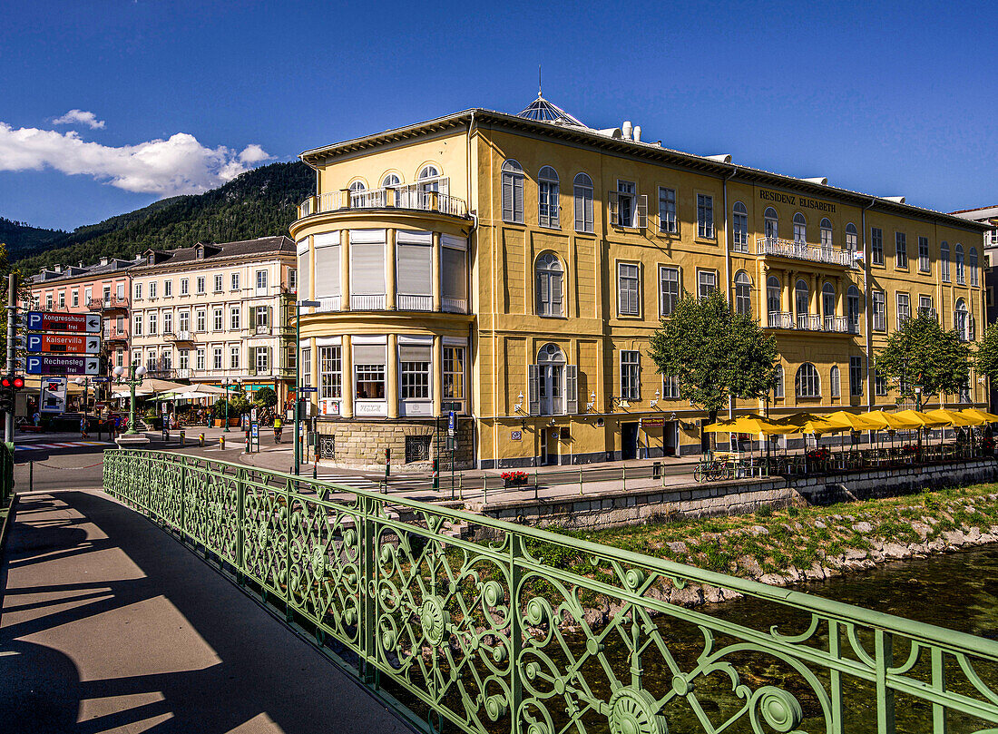 Blick von der Brücke über der Traun auf das ehemalige Hotel Elisabeth am Schröpferplatz in Bad Ischl, Oberösterreich, Österreich