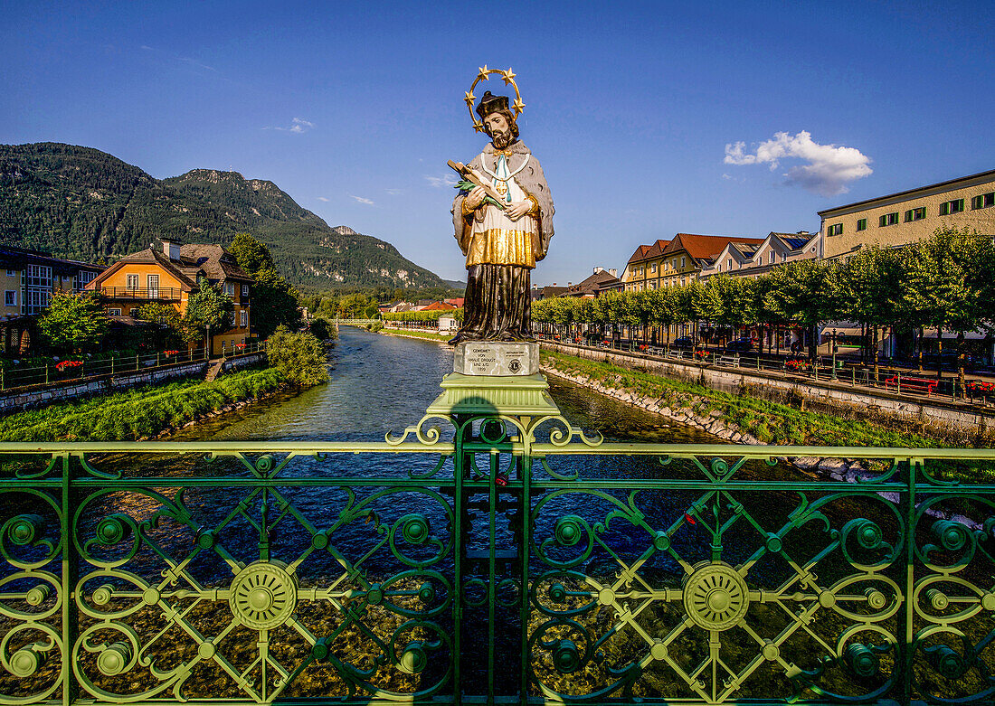Heiliger Nepomuk auf der Brücke über der Traun, Bad Ischl, Oberösterreich, Österreich