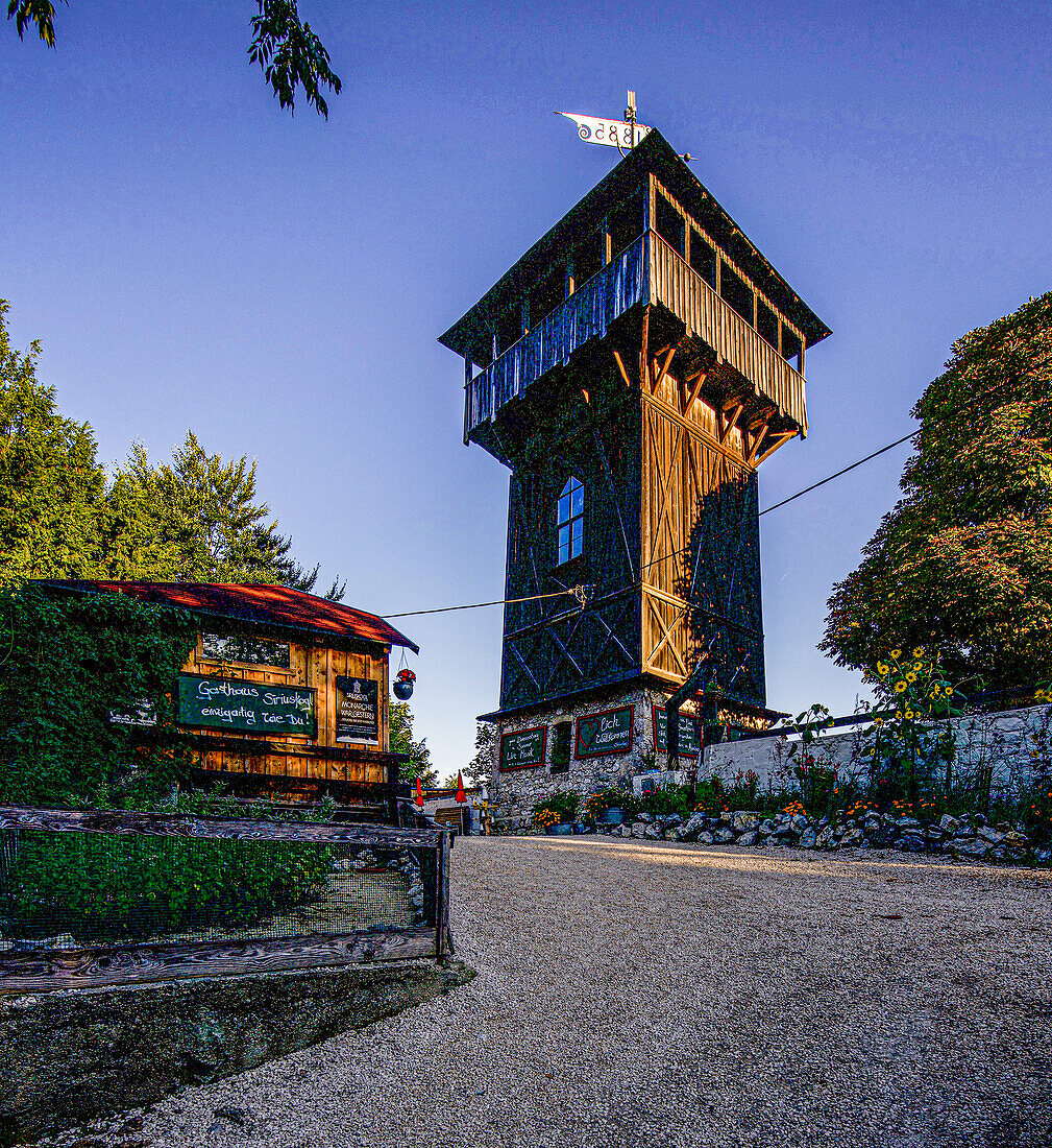 Bergrestaurant und Aussichtsturm am Gipfel des Siriuskogl im Licht der Morgensonne, Bad Ischl, Oberösterreich, Österreich