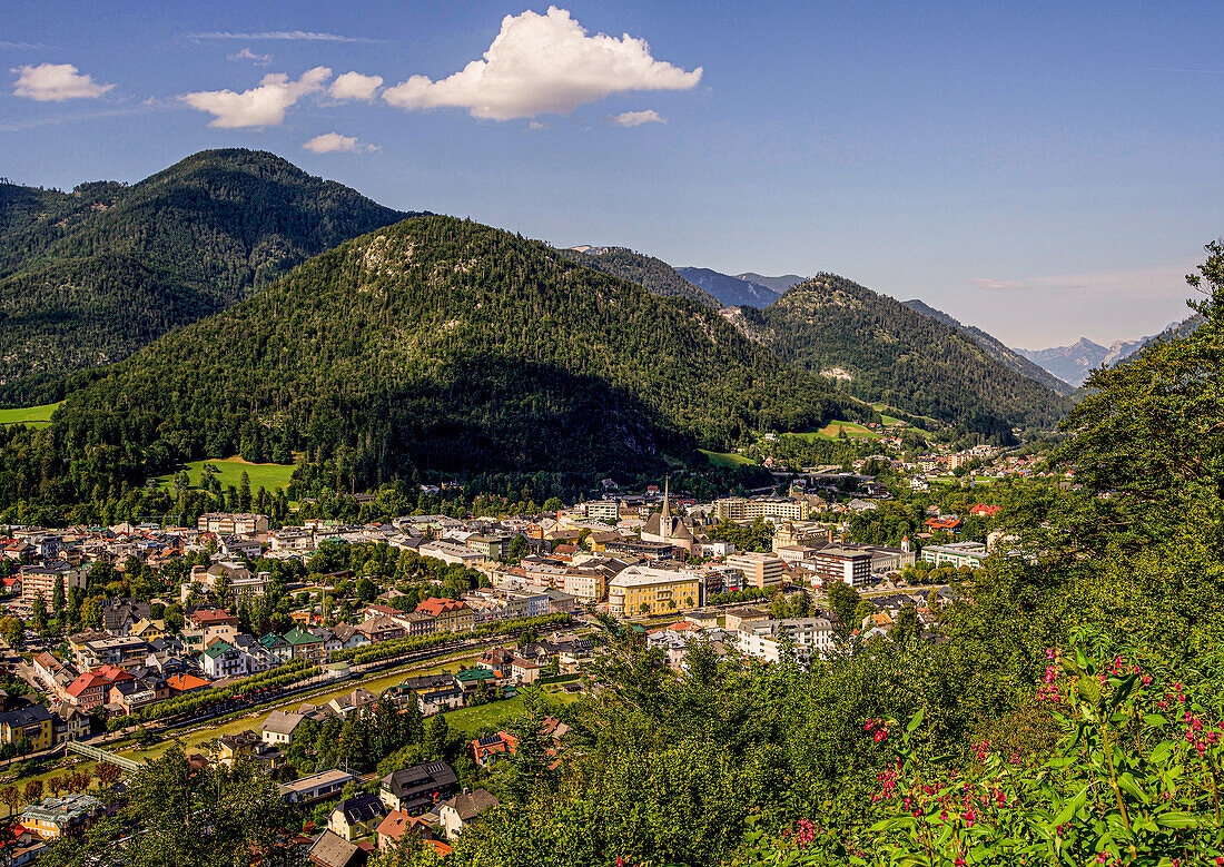 Blick vom Bergrestaurant am Gipfel des Siriuskogl auf Bad Ischl, Oberösterreich, Österreich