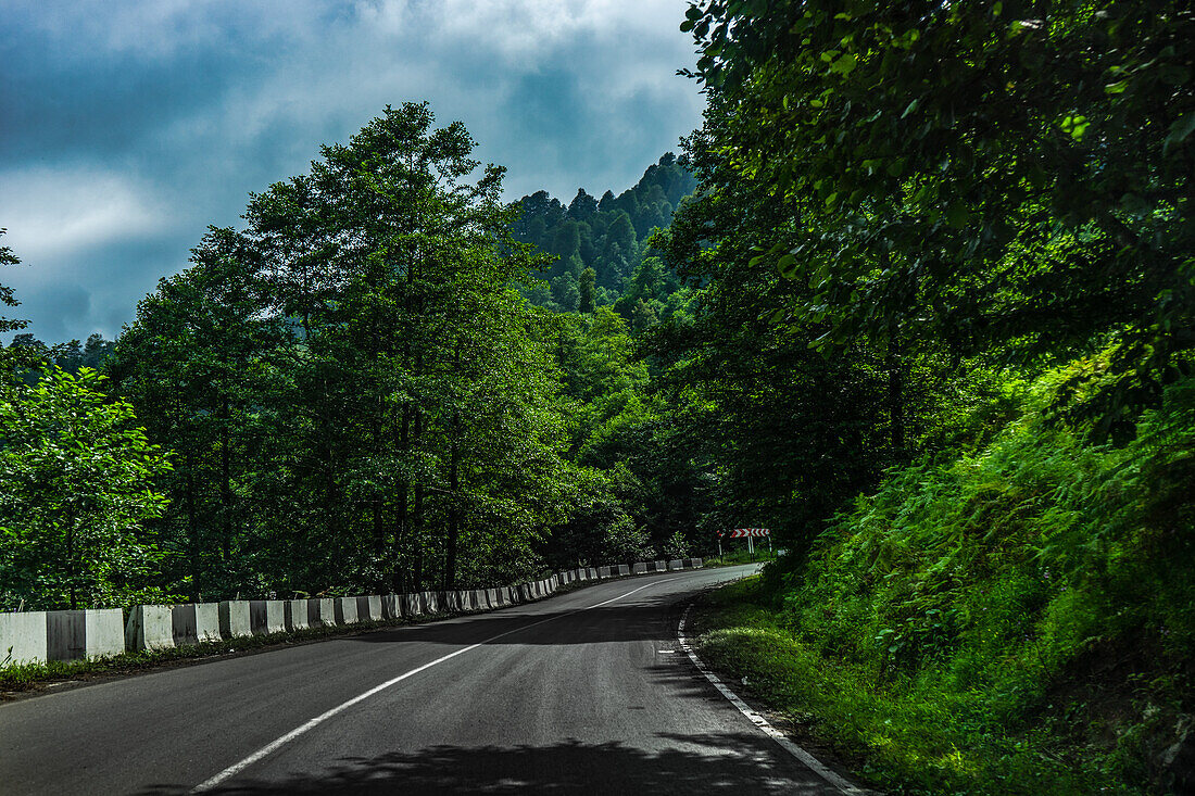 Straße in Berglandschaft im bekannten Erholungsgebiet der Region Guria im westlichen Teil von Georgien