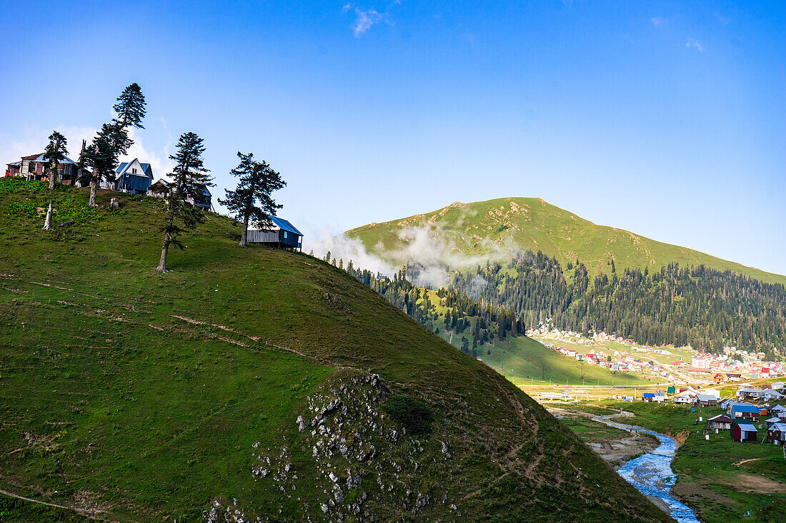 Malerischer Blick auf den berühmten georgischen Ferienort Bakhmaro gegen die Bergkette mit Wolken, Georgien