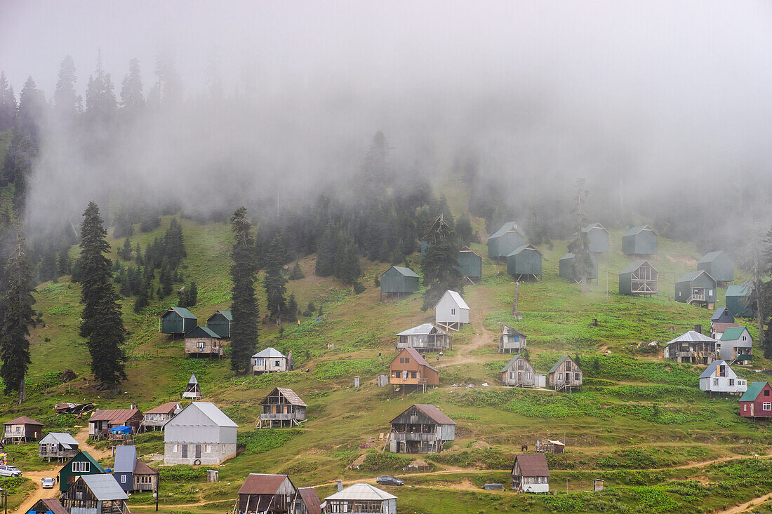 Traditionelle alte Holzhäuser von Bakhmaro Resort in der georgischen Region Guria, Georgien