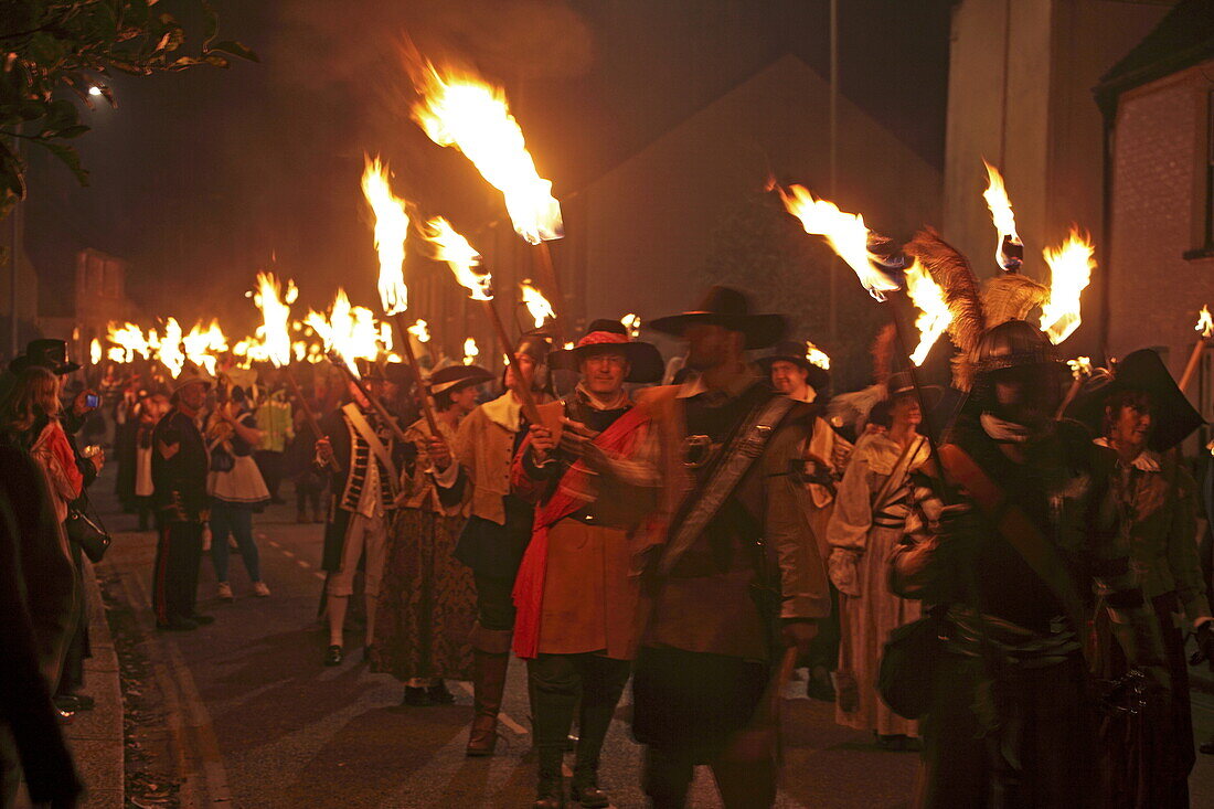 Gedenkfeier Guy Fawkes Night im November, Vereitelung des Sprengstoffanschlags an King James I., der im House of Lords im 17. Jhd. stattfinden sollte; Lewes, East Sussex, England, Großbritannien