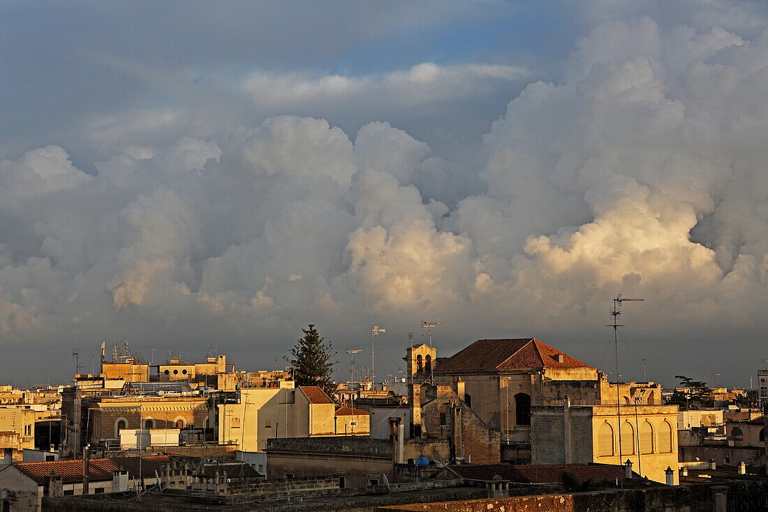 Blick über die Dächer der Altstadt von Lecce mit der Kirche Santa Chiara, Salento, Apulien, Italien
