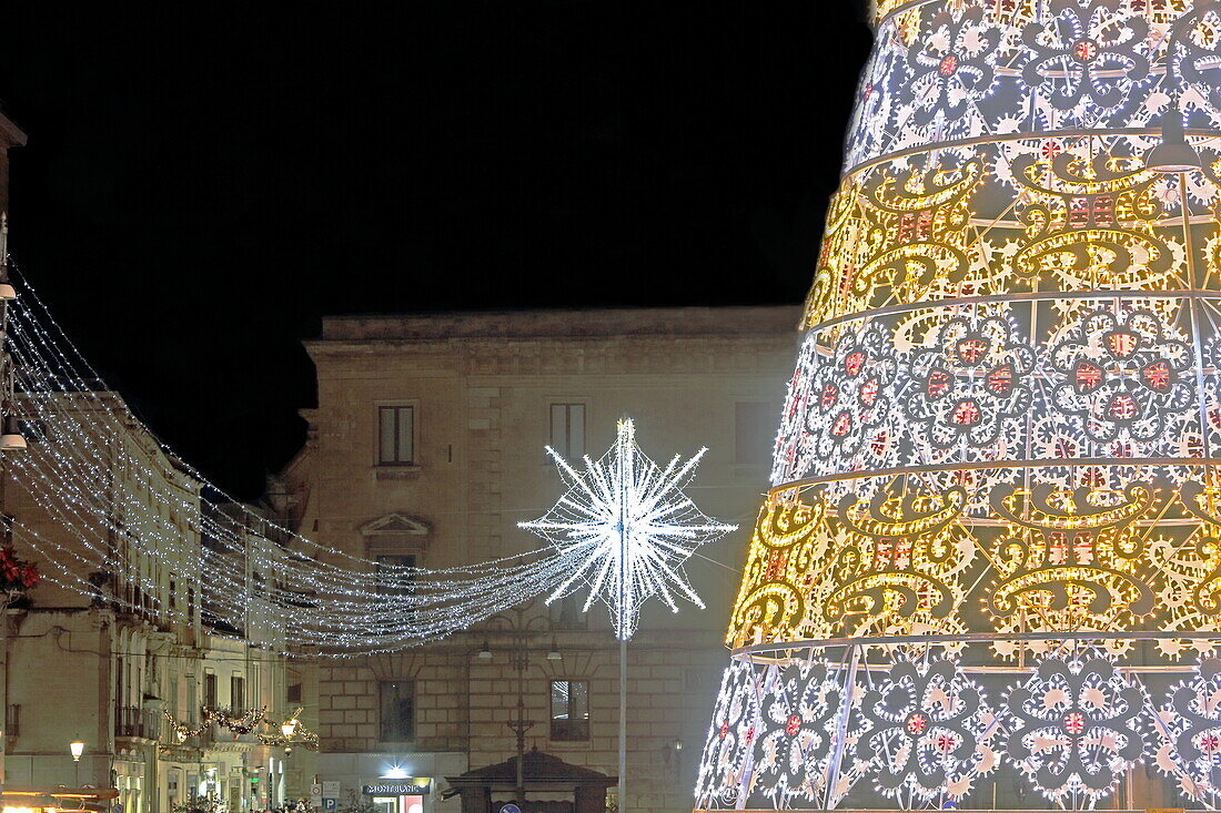 Weihnachtsschmuck auf der Piazza Sant' Oronzo, Lecce, Salento, Apulien, Italien