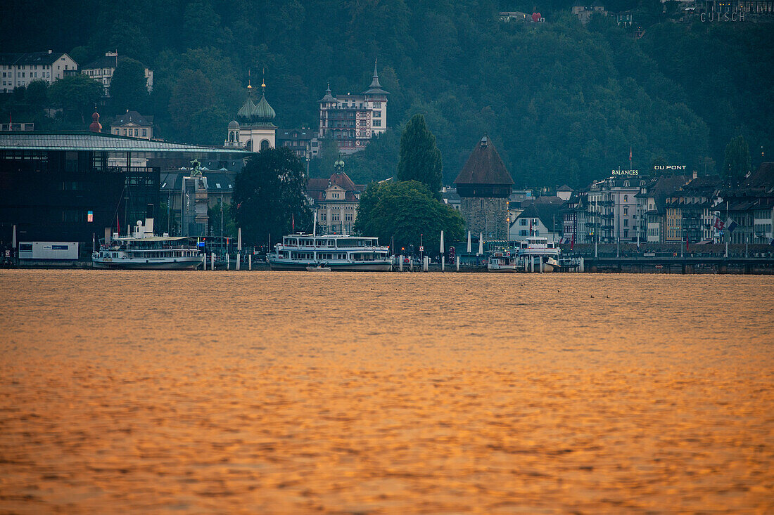 Blick über den Vierwaldstättersee auf Luzern, Kanton Luzern, Schweiz, Europa