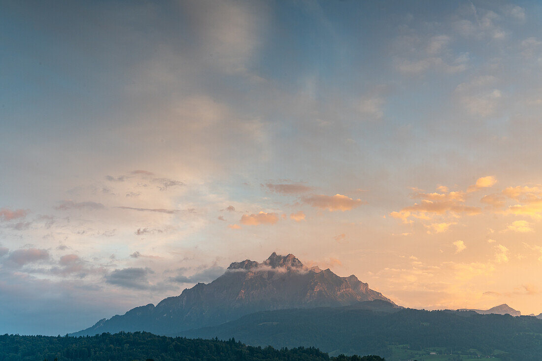 Pilatus Bergmassiv mit bewölktem Himmel im Abendlicht, Kanton Luzern, Schweiz, Europa