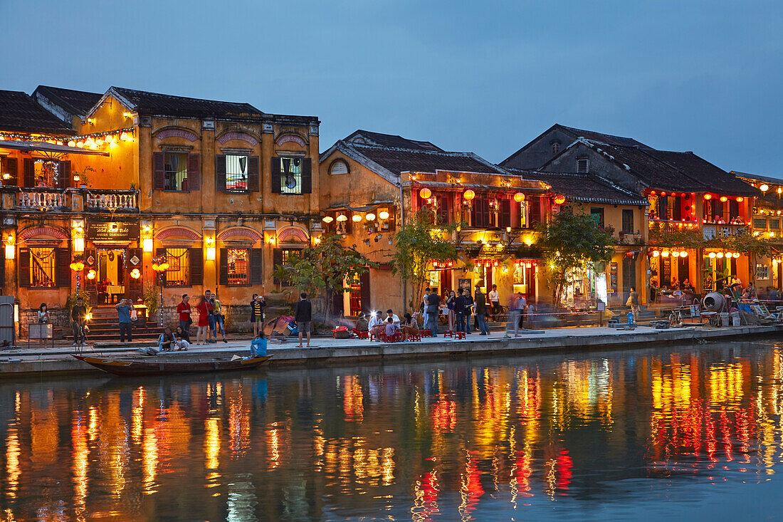 Restaurants, die sich in der Abenddämmerung im Thu-Bon-Fluss spiegeln, Hoi An (UNESCO-Weltkulturerbe), Vietnam