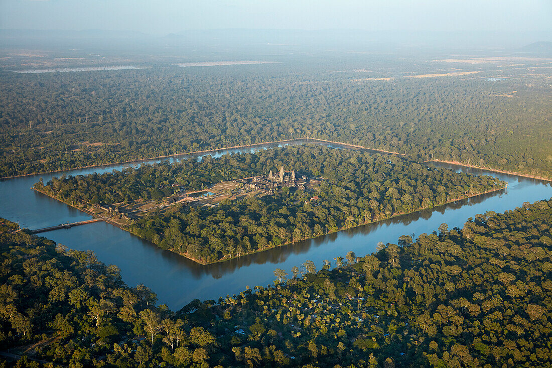 Graben um Angkor Wat, UNESCO-Weltkulturerbe, Siem Reap, Kambodscha (Großformat verfügbar)