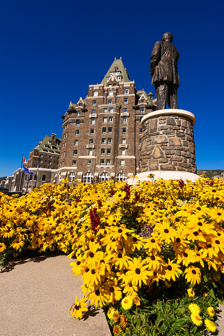 William Cornelius Van Horne Statue und Blumen im Banff Springs Hotel, Banff Nationalpark, Alberta, Kanada