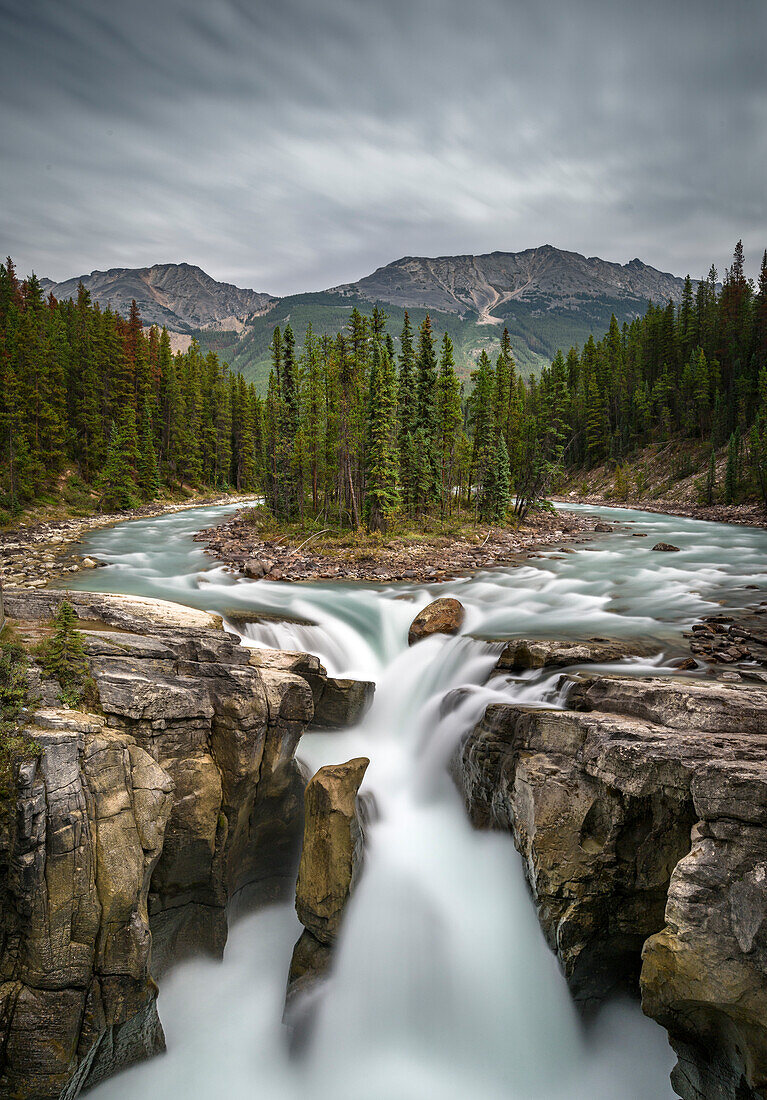 Kanada, Alberta, Jasper-Nationalpark. Sunwapta-Fälle.