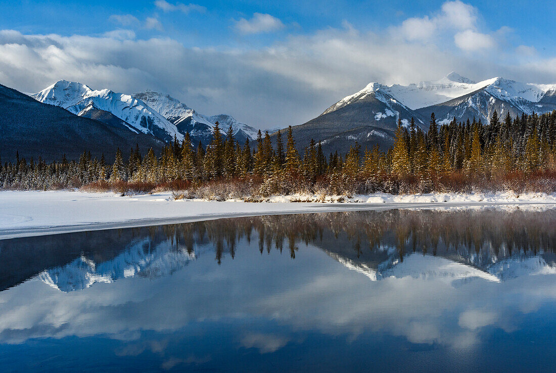 Kanada, Alberta, Banff. Vermillion Lakes mit Bergspiegelung im Winter.