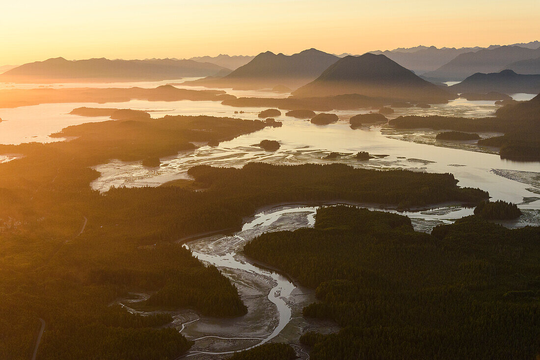 Kanada, British Columbia, Pacific-Rim-Nationalpark. Luftaufnahme von Clayoquot Sound und Lone Cone.