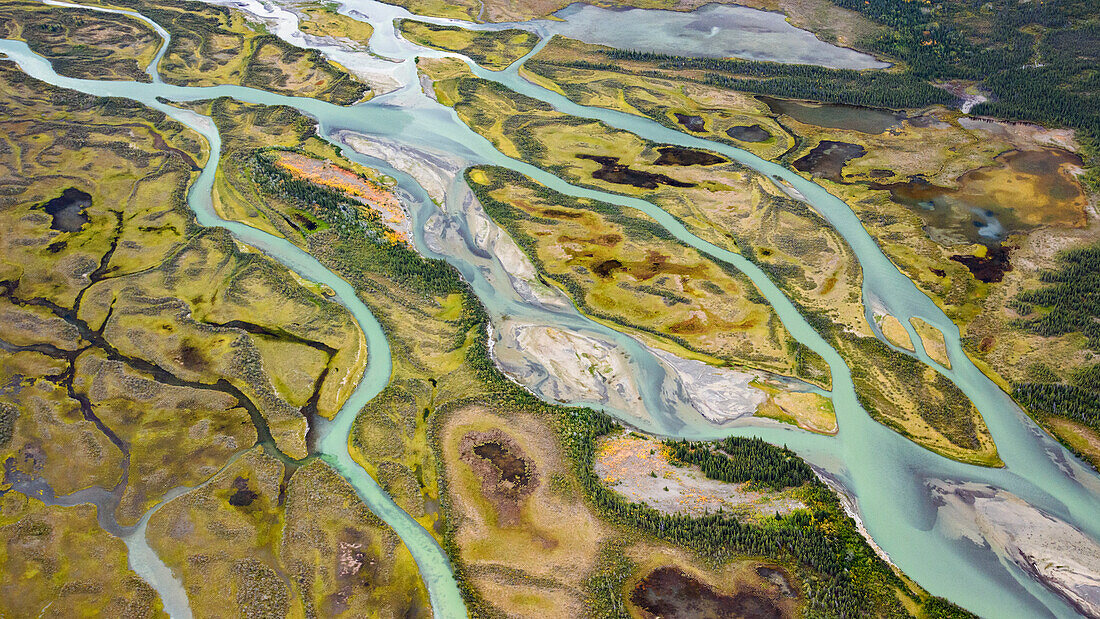 Kanada, Yukon, Kluane-Nationalpark. Luftaufnahme des Flusses Dezadeash.