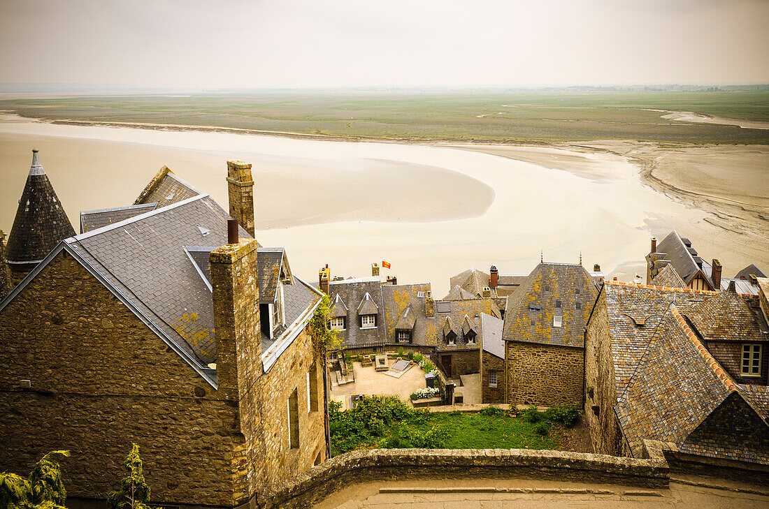 Dächer und Bucht, Mont Saint-Michel, Normandie, Frankreich