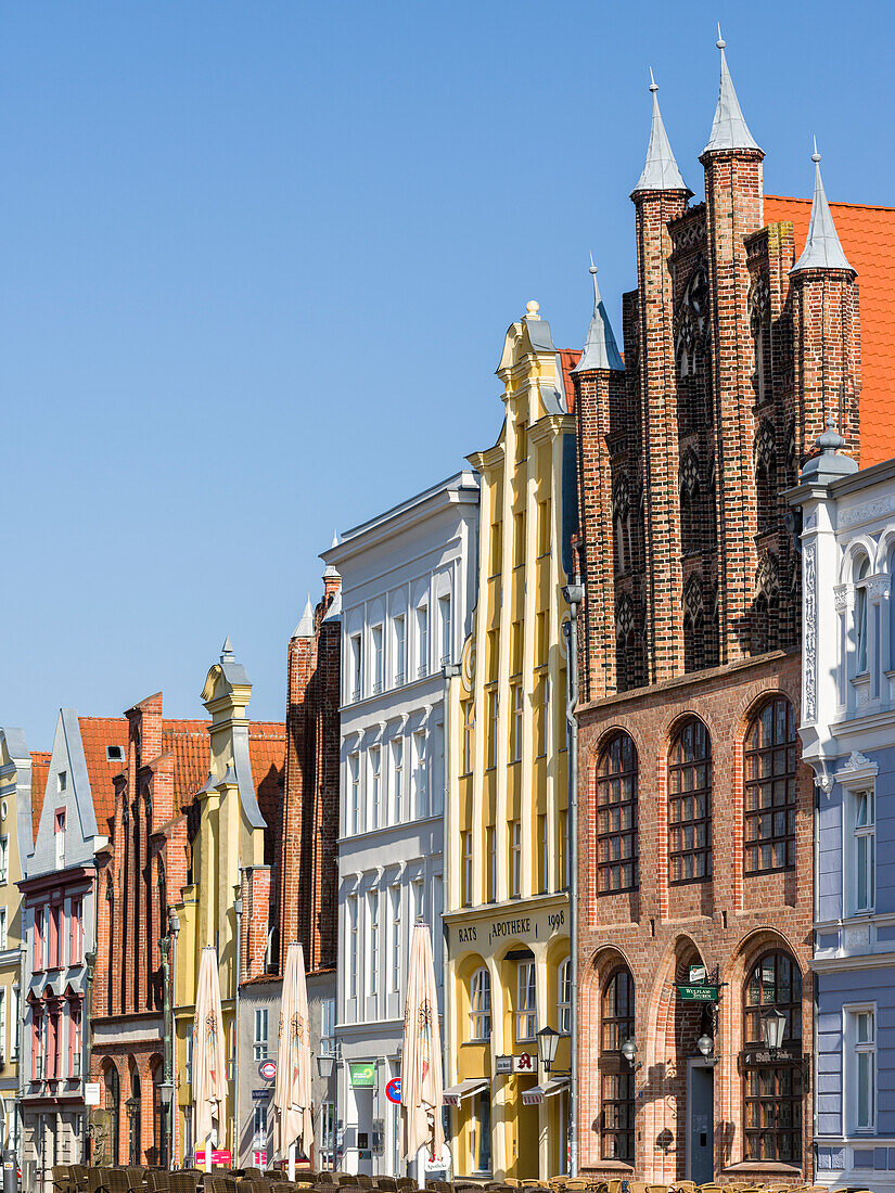 Gebäude säumen den Alten Markt (alter Markt). Die Altstadt ist als UNESCO-Weltkulturerbe gelistet. Deutschland, Vorpommern