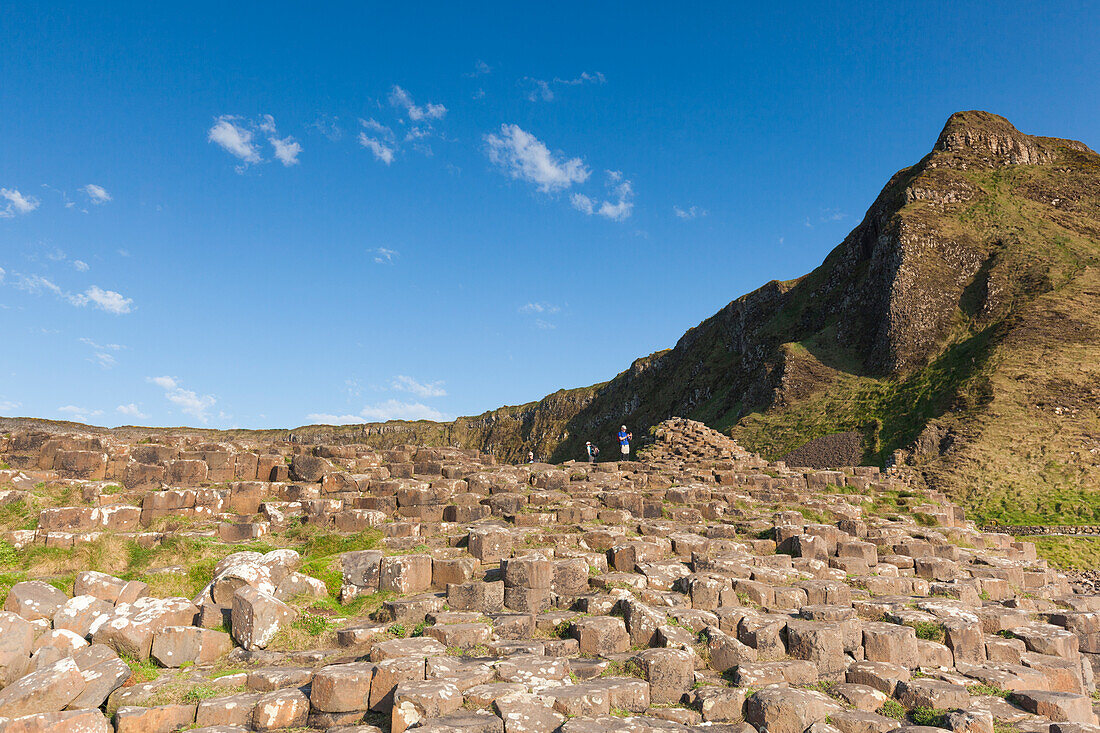 Großbritannien, Nordirland, County Antrim, Bushmills, Giants Causeway, UNESCO-Weltkulturerbe, Küstenfelsen aus Basalt in der Abenddämmerung