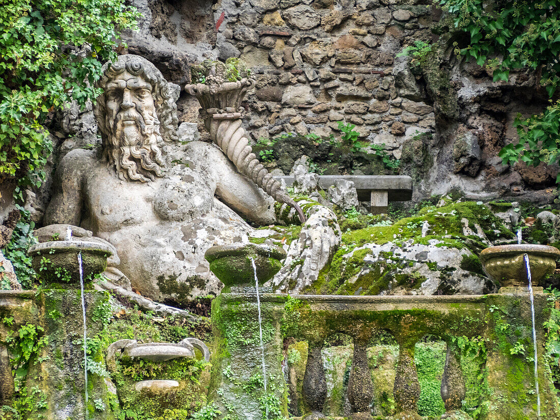 Italien, Latium, Tivoli, Villa d'Este. Romanische Statuen von Göttern und Göttinnen auf dem Gehweg oberhalb der Fontana dell'Ovato.