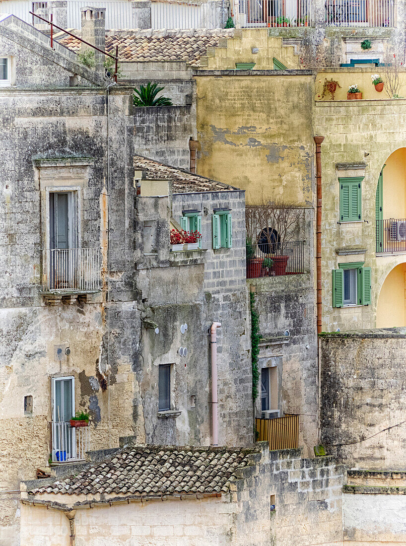 Italien, Basilikata, Matera. Balkone und Fenster von Sassi-Häusern in der Altstadt von Matera.