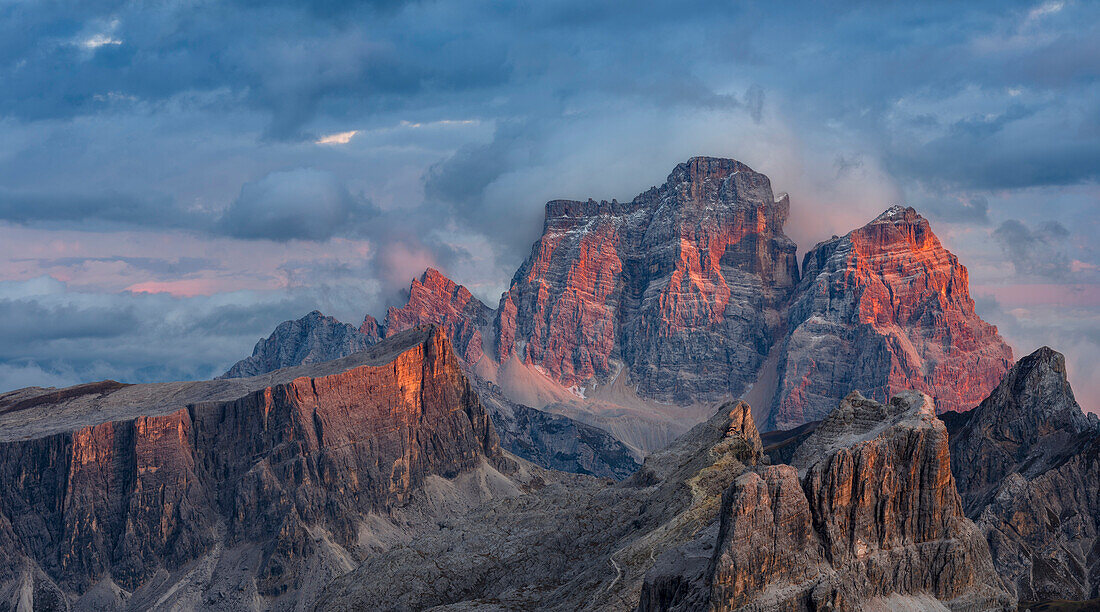 Die Dolomiten im Veneto. Monte Pelmo, Averau, Nuvolau und Ra Gusela im Hintergrund. Die Dolomiten sind als UNESCO-Weltnaturerbe gelistet. Mitteleuropa, Italien