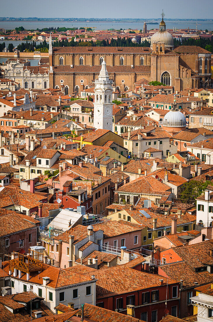 Ziegeldächer und schiefer Glockenturm der Kirche Santa Maria Formosa vom Campanile San Marco, Venedig, Venetien, Italien