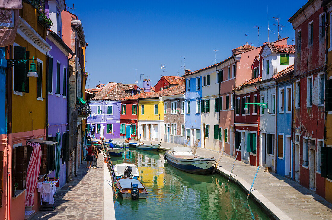 Bunte Häuser und Kanal, Burano, Venetien, Italien