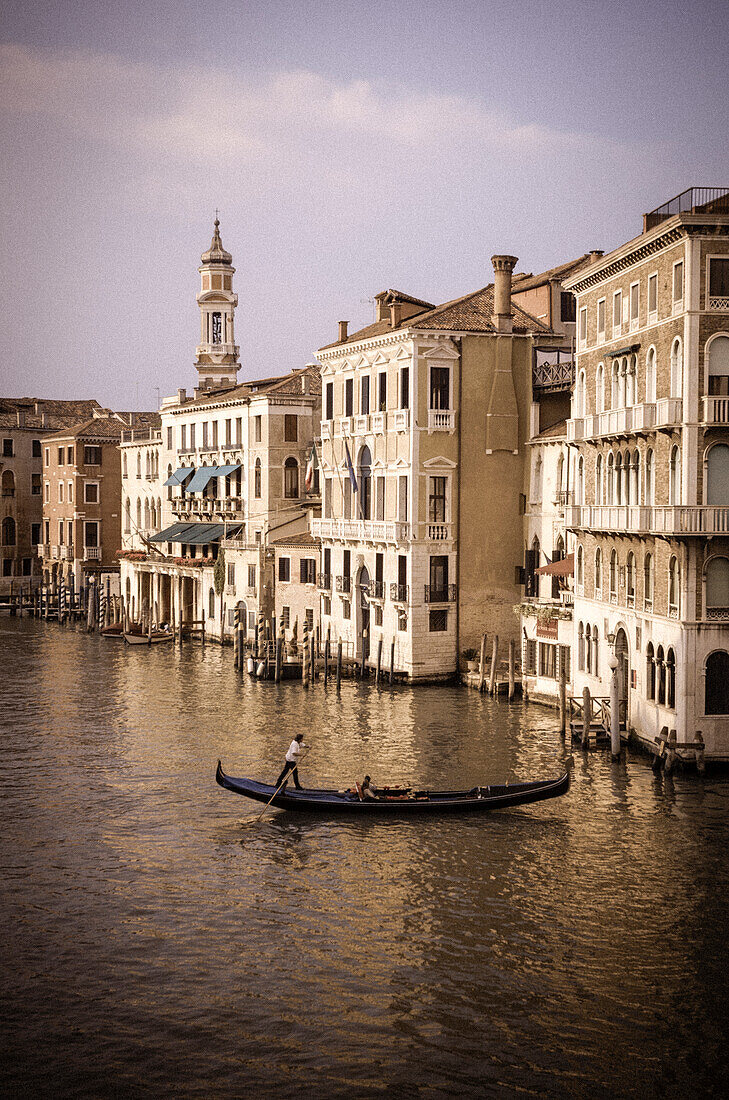 Abendlicht und Gondel auf dem Canal Grande, Venedig, Venetien, Italien