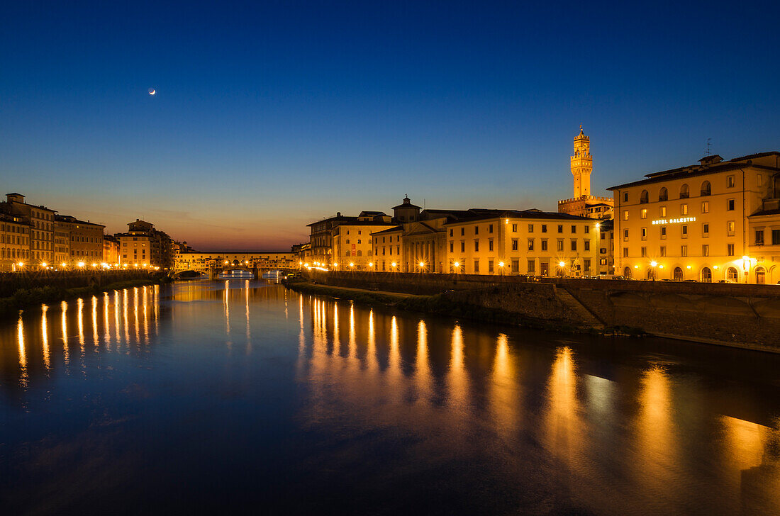 Der Fluss Arno und Ponte Vecchio bei Nacht, Florenz, Toskana, Italien