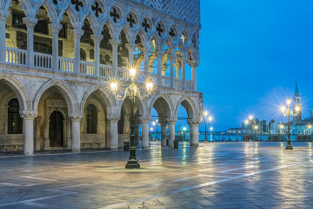 Italien, Venedig. Dogenpalast im Morgengrauen