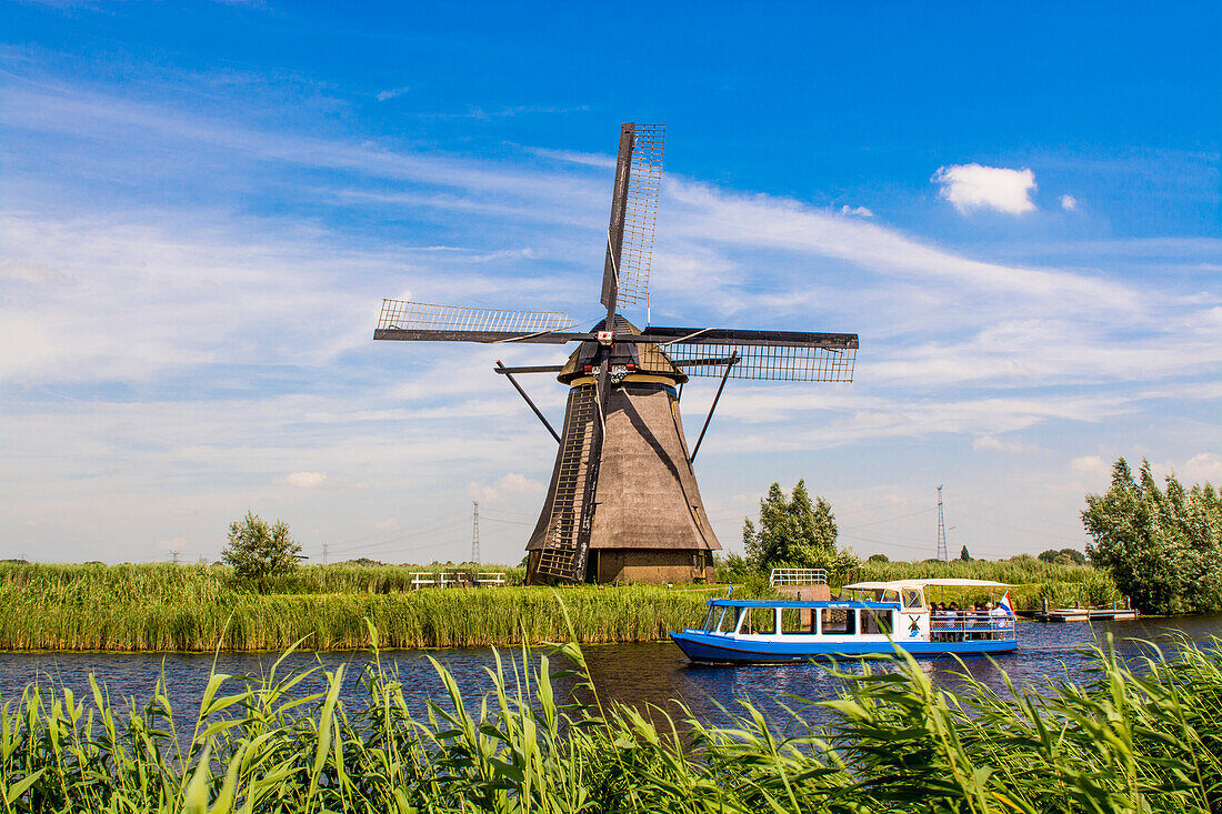 Grachtenrundfahrt Boot und Windmühle im UNESCO-Weltkulturerbe, Kinderdijk, Holland, Niederlande.