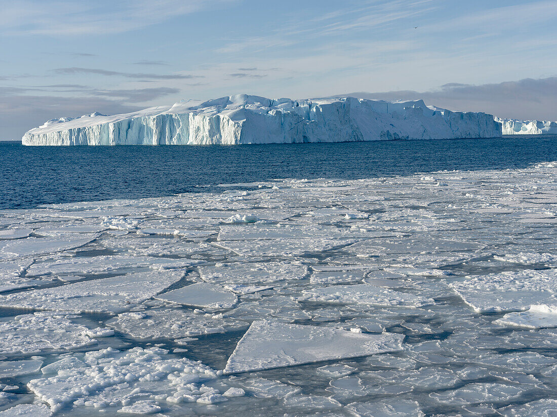 Winter am Ilulissat-Fjord, in der Diskobucht in Westgrönland gelegen, gehört der Fjord zum UNESCO-Weltkulturerbe. Grönland, Dänemark.