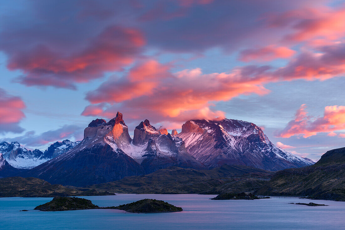 Chile, Nationalpark Torres del Paine. Sonnenaufgang über den Hörnern (Cuernos del Paine) und dem Pehoe-See.