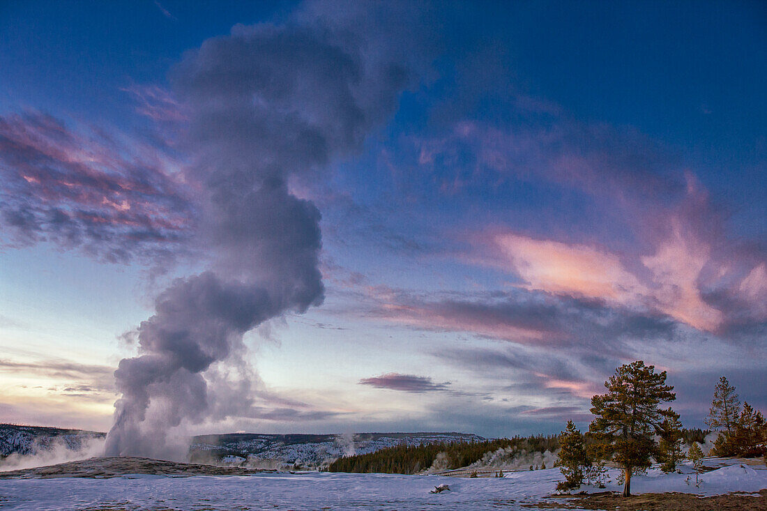 Ausbruch des Old Faithful Geysir nach Sonnenuntergang. Yellowstone-Nationalpark, Wyoming.